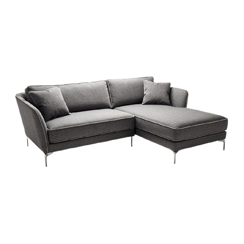 Tekst tytulu w języku polskim: **Nowoczesna szara sofa z chaise longue i metalowymi nóżkami**